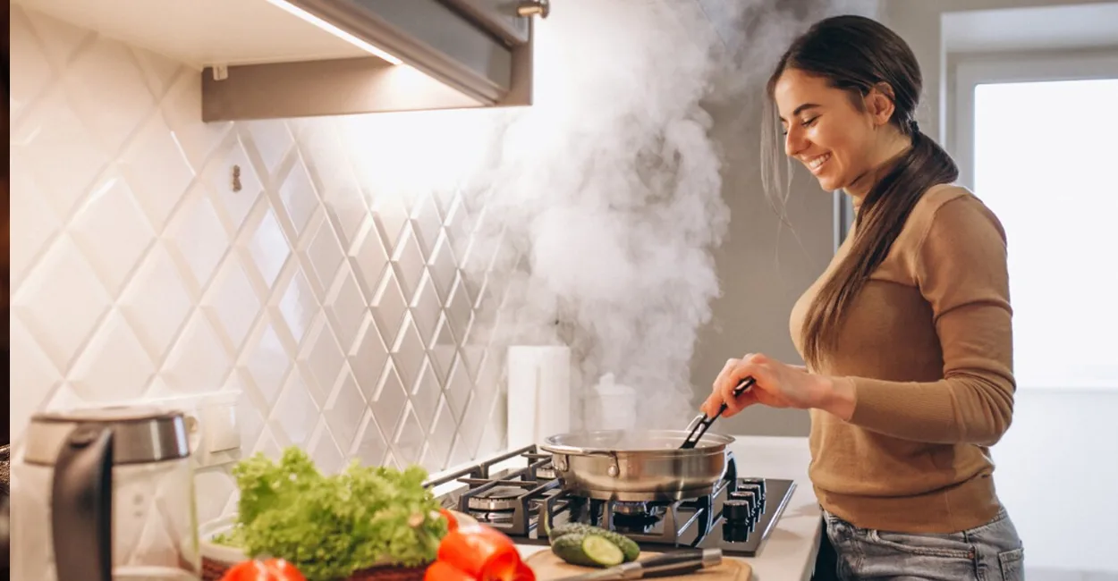 A coifa ou exaustor é uma excelente solução para ventilar o ambiente, mesmo em cozinhas menores.